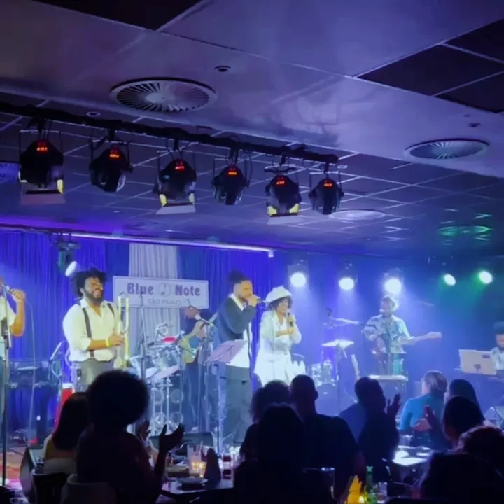 Banda no palco do Blue Note São Paulo sob luz azul