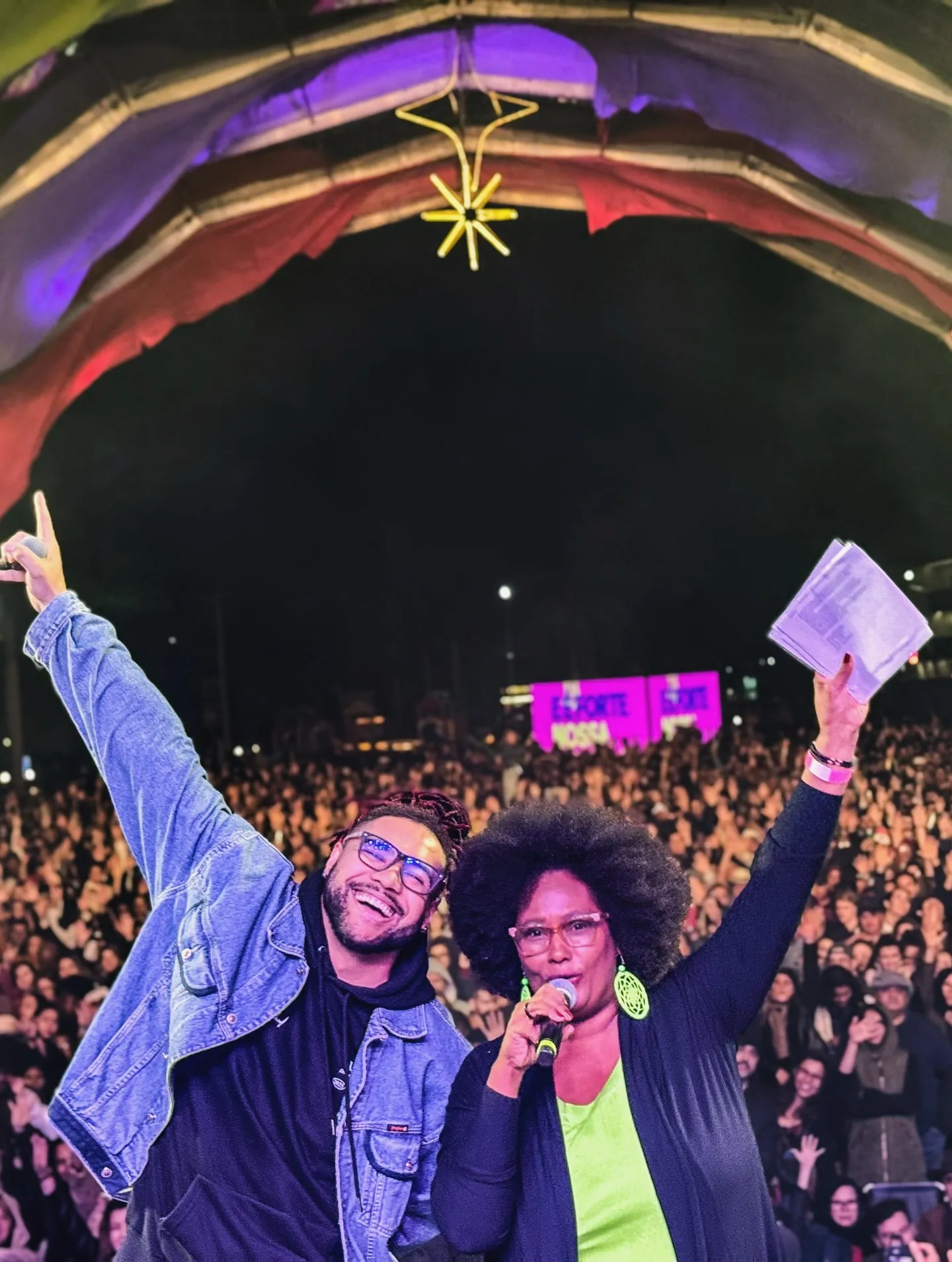 Arape Malik no palco do Festival de Inverno de Bonito, diante da plateia